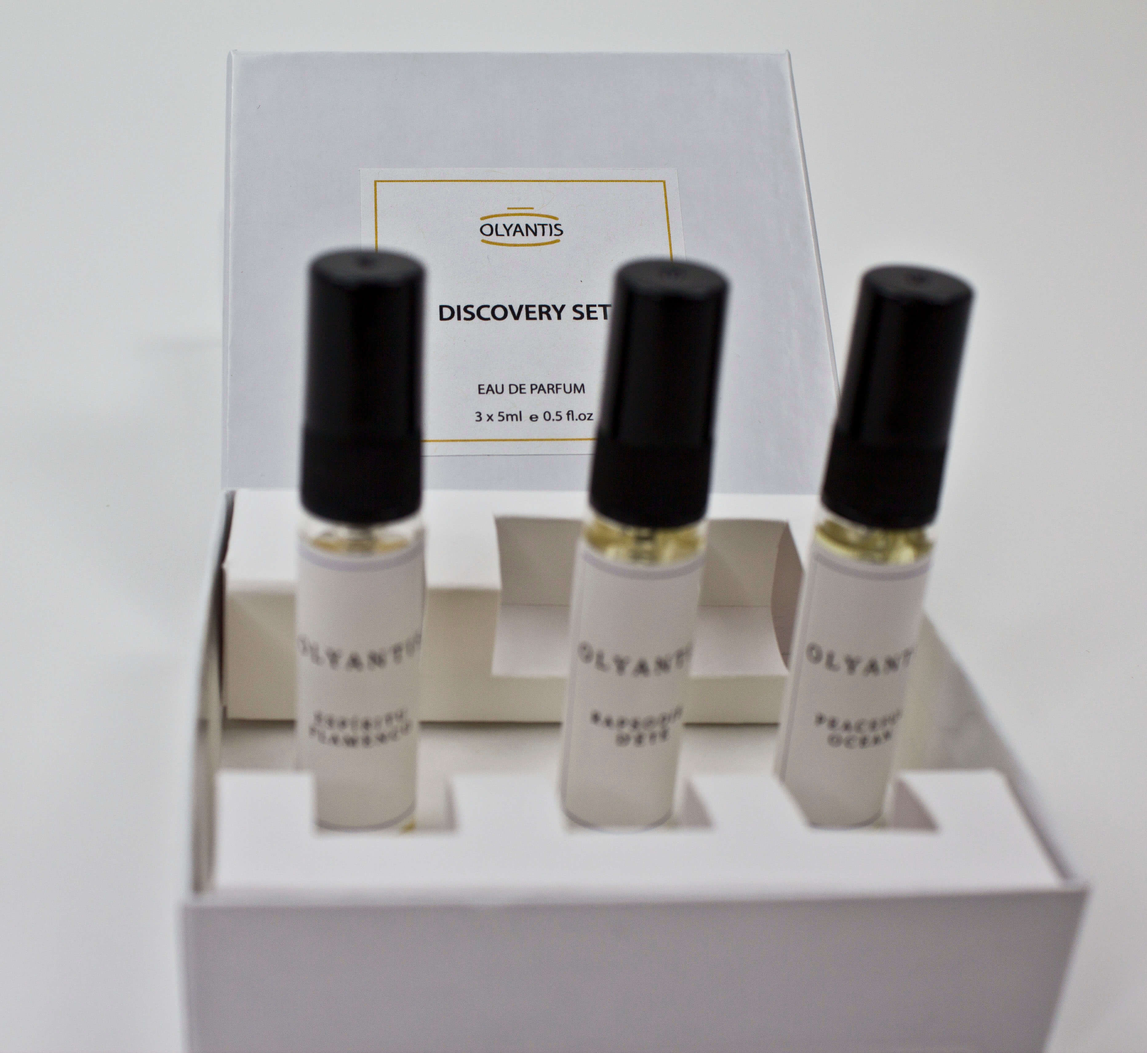 Olyantis's Discovery Set of 3x 5 ml perfume glass bottles prim-plan, inside the white box opened.